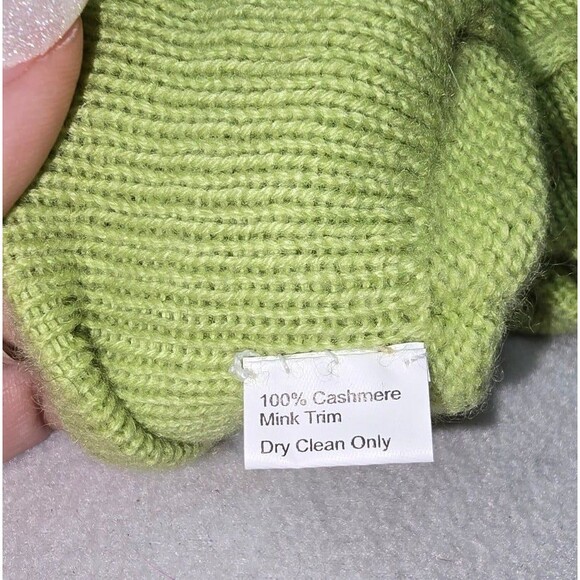 Green Cashmere Gloves With Mink Pom Poms - Picture 3 of 3